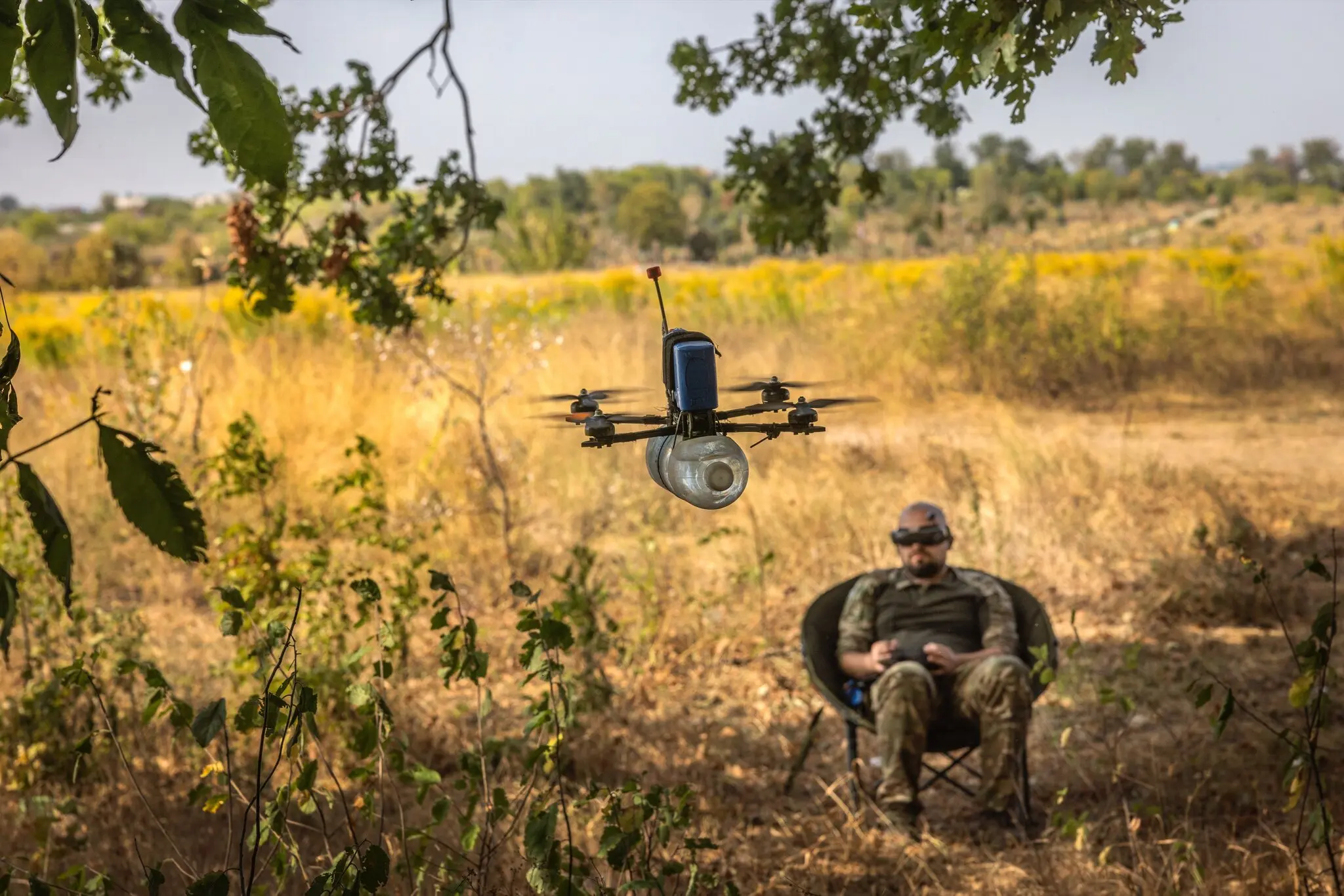 Пророк на ротації подалі від фронту, тренується з безпілотником FPV, щоб зберегти свої навички пілота. Пляшка з водою приблизно імітувала форму та масу боєприпасів, використовуваних у бою.